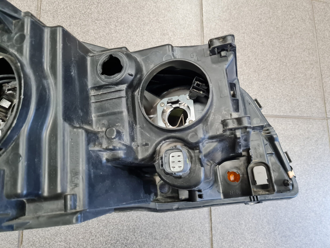 Priekšējais kreisais lukturis priekš VOLVO XC90 2004 10 Priekšējais kreisais lukturis priekš VOLVO XC90 2004