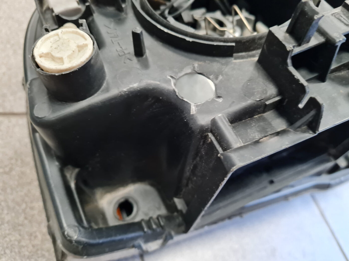 Priekšējais kreisais lukturis priekš VOLVO XC90 2004 9 Priekšējais kreisais lukturis priekš VOLVO XC90 2004