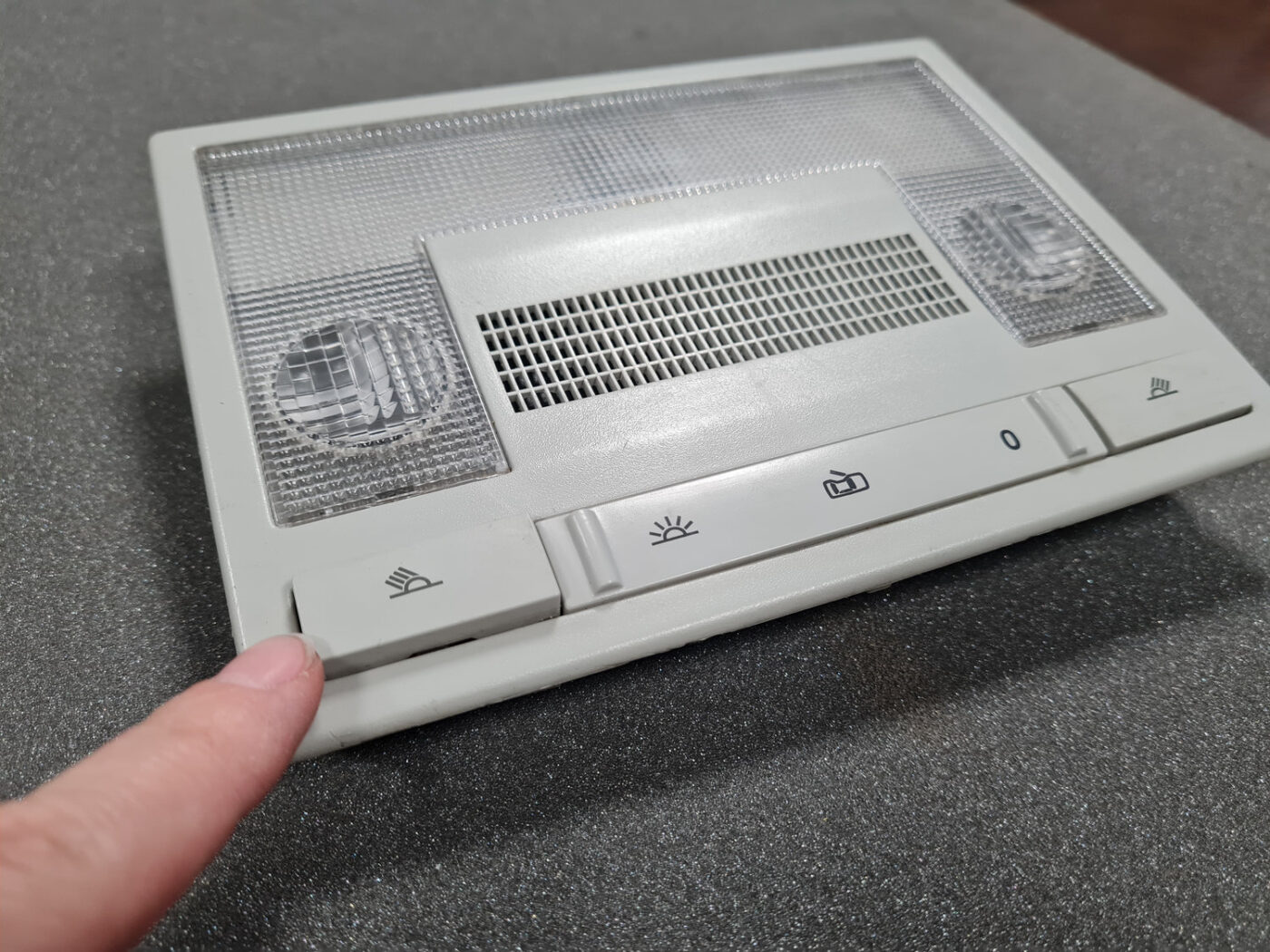 Salona apgaismojuma panelis priekš VW POLO 2008 9 Salona apgaismojuma panelis priekš VW POLO 2008