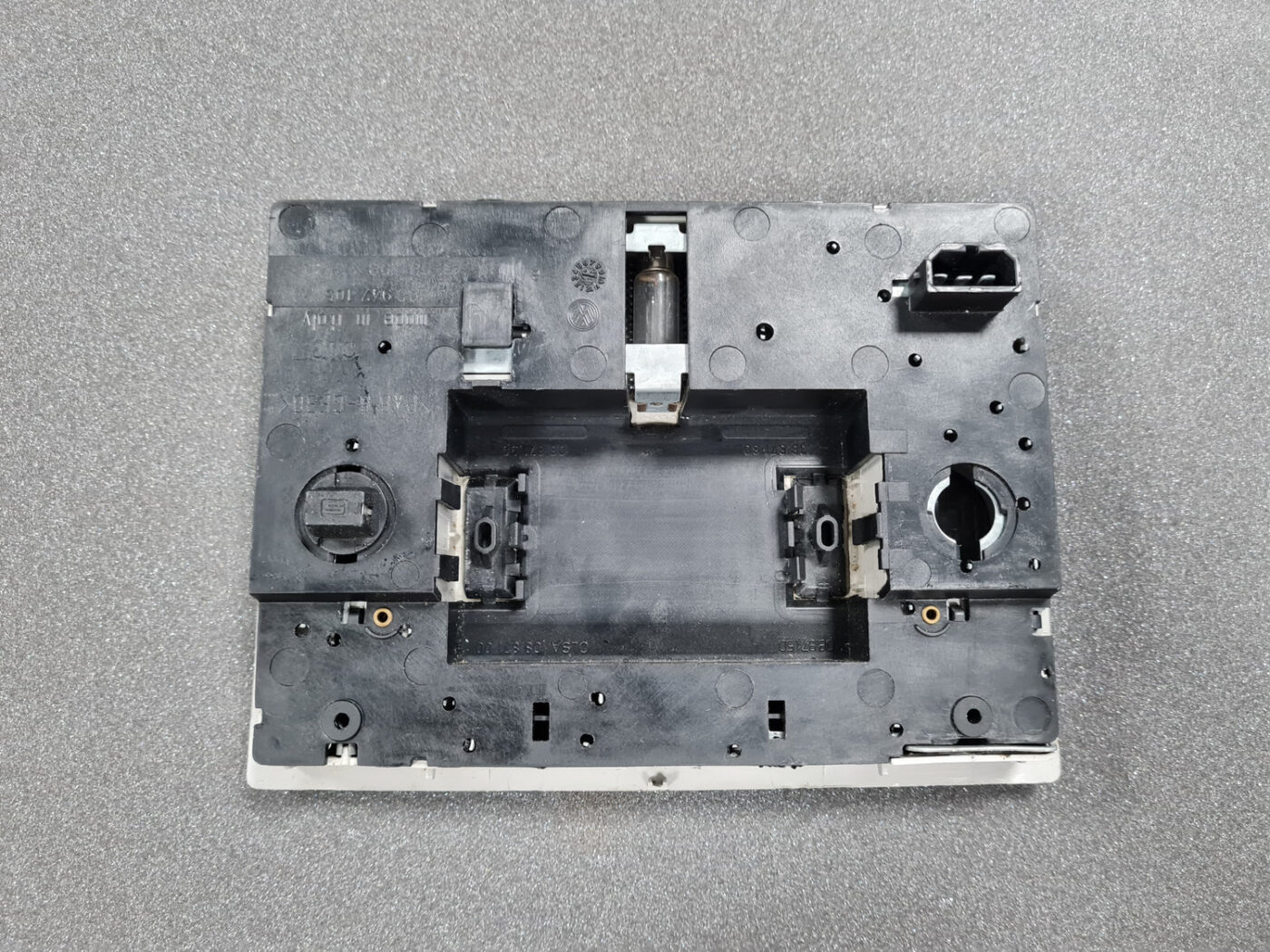 Salona apgaismojuma panelis priekš VW POLO 2008 8 Salona apgaismojuma panelis priekš VW POLO 2008