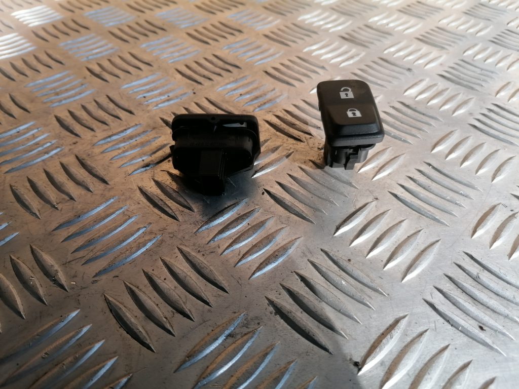 Atvēršanas/aizvēršanas poga priekš VOLVO C30 2008 TURQUOISE