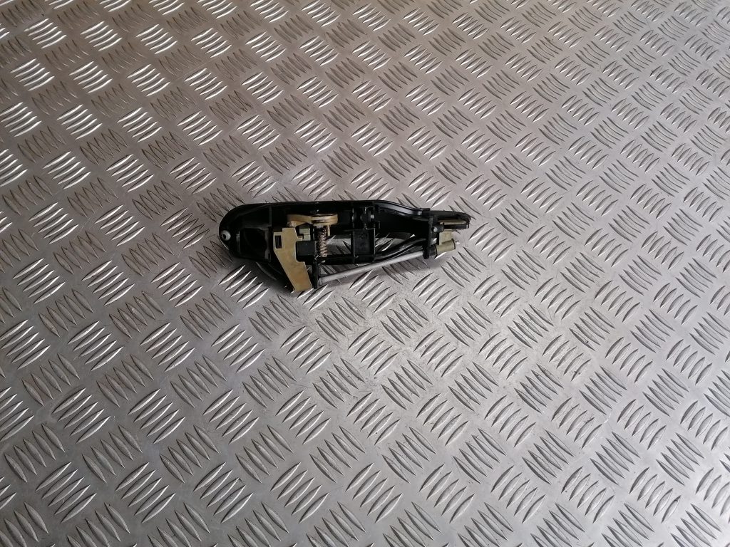 Priekšējāis labais durvju rokturis priekš BMW 320D E46 2004 TOURING