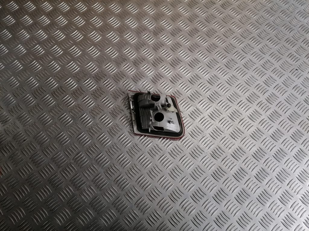 Bagāžnieka vāka labais lukturis priekš BMW 320D E46 2004 TOURING 2 Bagāžnieka vāka labais lukturis priekš BMW 320D E46 2004 TOURING