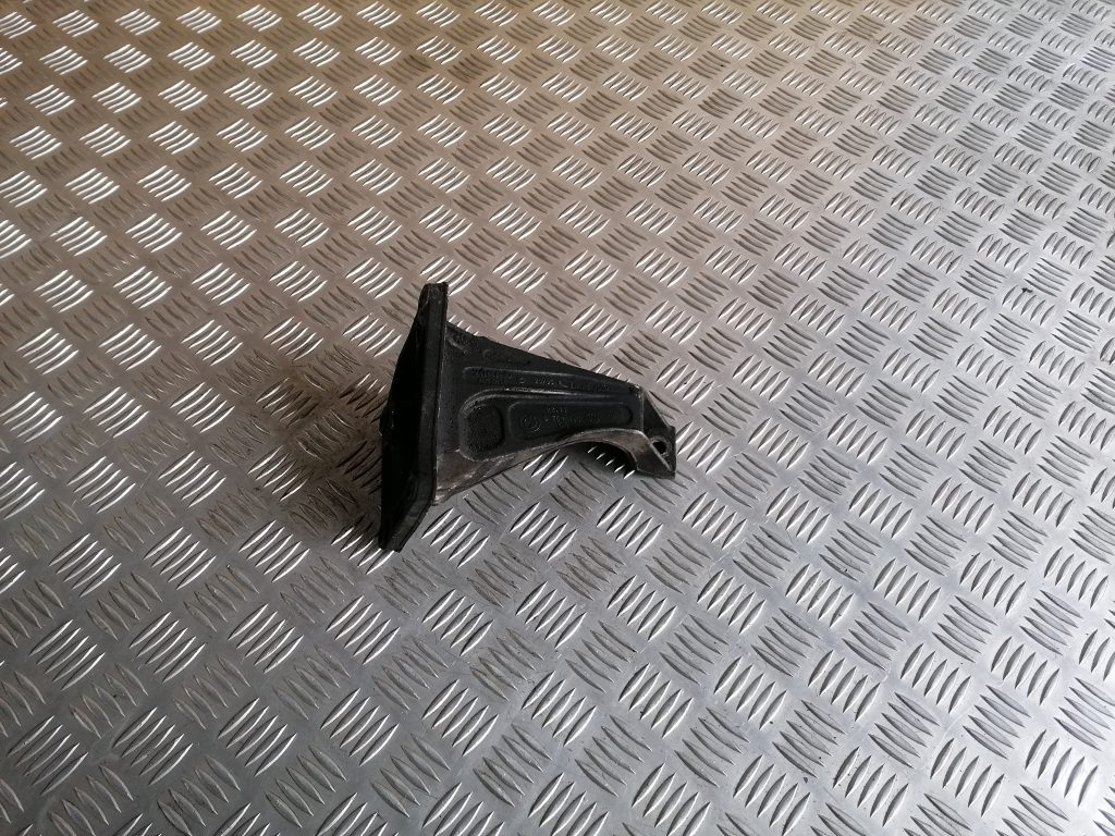 Dzinēja kronšteins priekš BMW 320D E46 2004 TOURING 1 Dzinēja kronšteins priekš BMW 320D E46 2004 TOURING