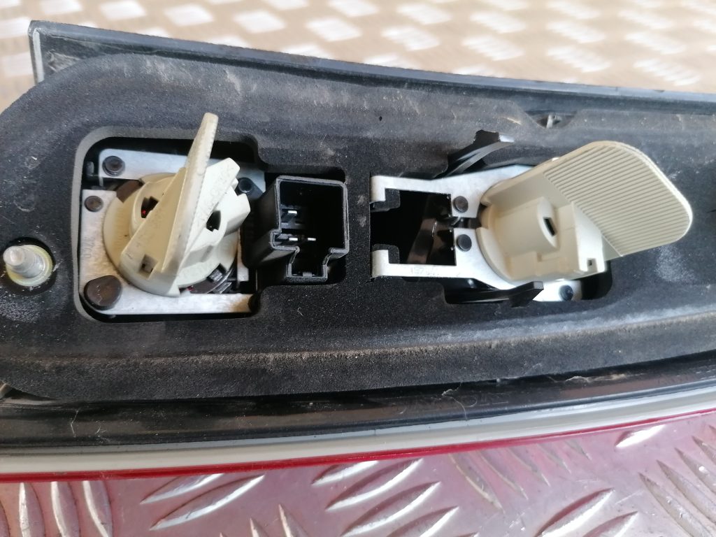 Aizmugurējais kreisais lukturis priekš VOLVO XC70 2007