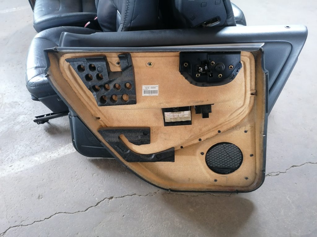 Aizmugurējo labo durvju apdare priekš VOLVO XC70 2007 2 Aizmugurējo labo durvju apdare priekš VOLVO XC70 2007