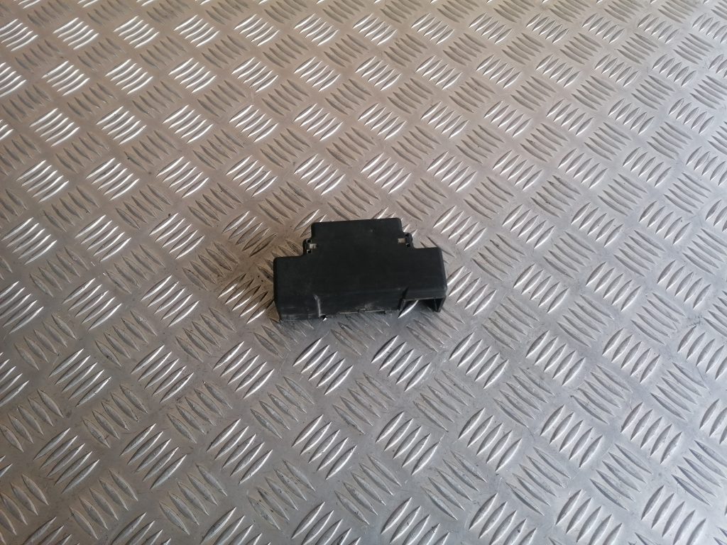 Drošinātāju kārbas korpusa vāks priekš OPEL ASTRA H 2005 1 Drošinātāju kārbas korpusa vāks priekš OPEL ASTRA H 2005