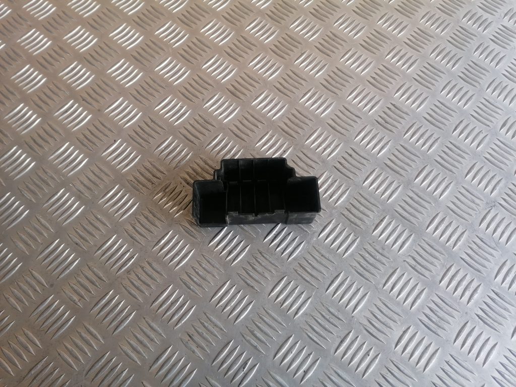 Drošinātāju kārbas korpusa vāks priekš OPEL ASTRA H 2005 2 Drošinātāju kārbas korpusa vāks priekš OPEL ASTRA H 2005