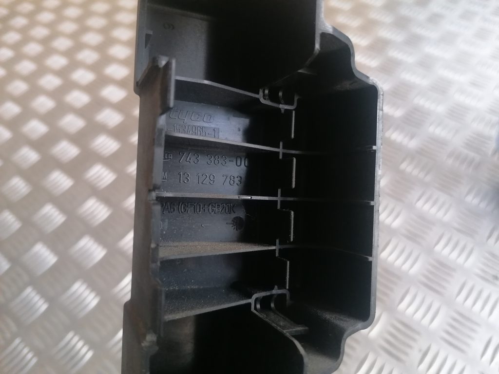 Drošinātāju kārbas korpusa vāks priekš OPEL ASTRA H 2005 3 Drošinātāju kārbas korpusa vāks priekš OPEL ASTRA H 2005