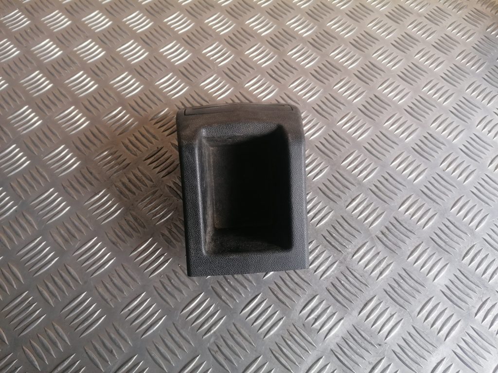 Centrālās konsoles nodalījums priekš OPEL ASTRA H 2005