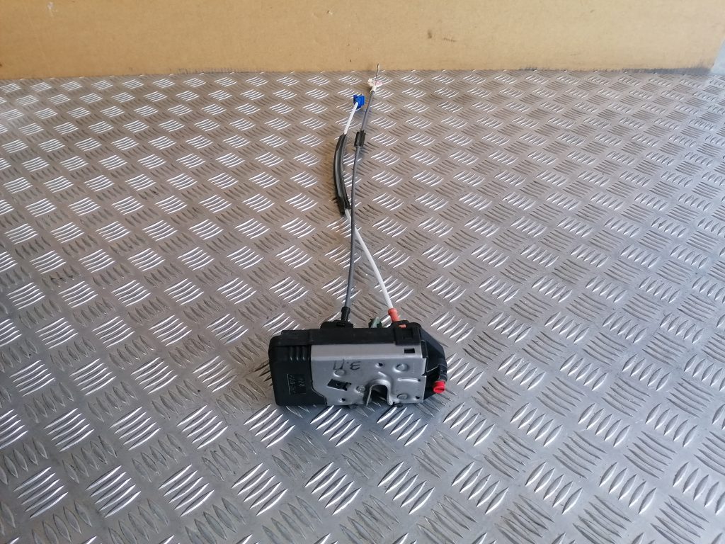 Aizmugurējo labo durvju slēdzene priekš OPEL ZAFIRA 2004