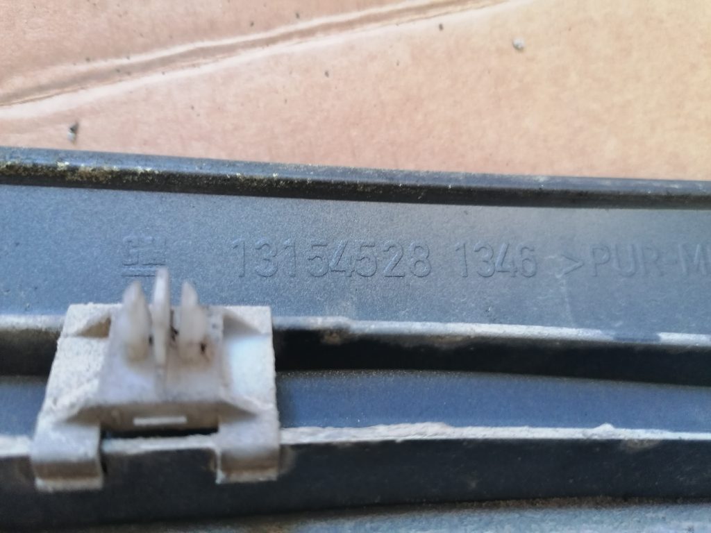 Aizmugurēja spārna uzlika (moldings) priekš OPEL ZAFIRA 2004