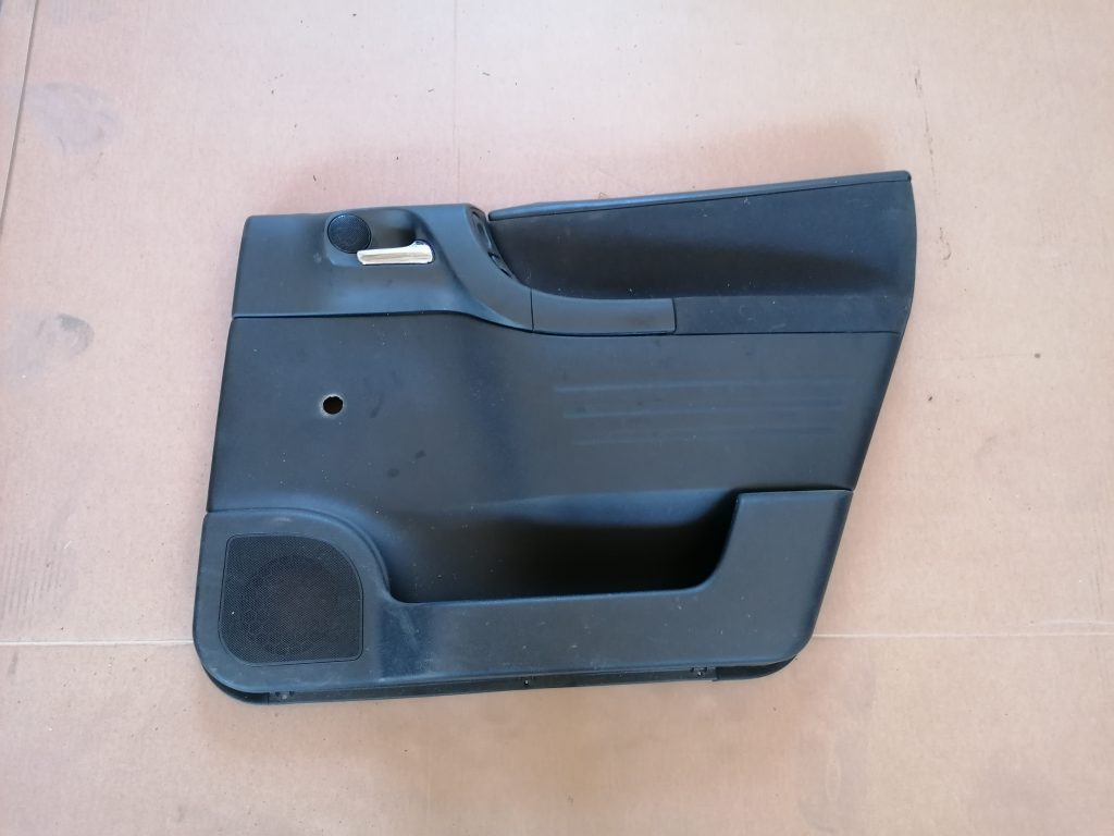 Aizmugurējo labo durvju apdare priekš OPEL ZAFIRA 2004