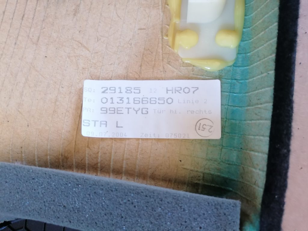 Aizmugurējo labo durvju apdare priekš OPEL ZAFIRA 2004