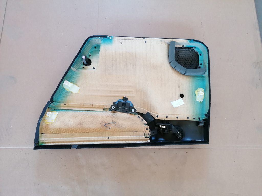 Aizmugurējo kreiso durvju apdare priekš OPEL ZAFIRA 2004