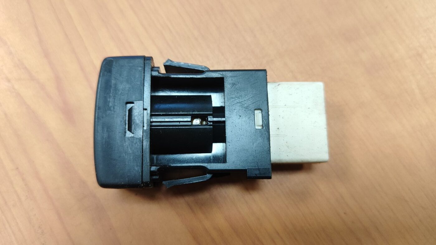 Drošības spilvena izslēgšanas slēdzis priekš MAZDA 6 2006 4 Drošības spilvena izslēgšanas slēdzis priekš MAZDA 6 2006