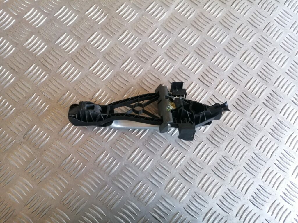 Priekšējāis labais durvju rokturis priekš VOLVO C30 2008 SILVER 2 Priekšējāis labais durvju rokturis priekš VOLVO C30 2008 SILVER