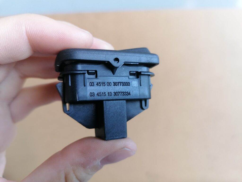 Atvēršanas/aizvēršanas poga priekš VOLVO C30 2008 SILVER 4 Atvēršanas/aizvēršanas poga priekš VOLVO C30 2008 SILVER