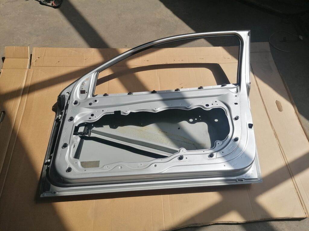 Priekšējās labās durvis priekš VOLVO C30 2008 SILVER 2 Priekšējās labās durvis priekš VOLVO C30 2008 SILVER