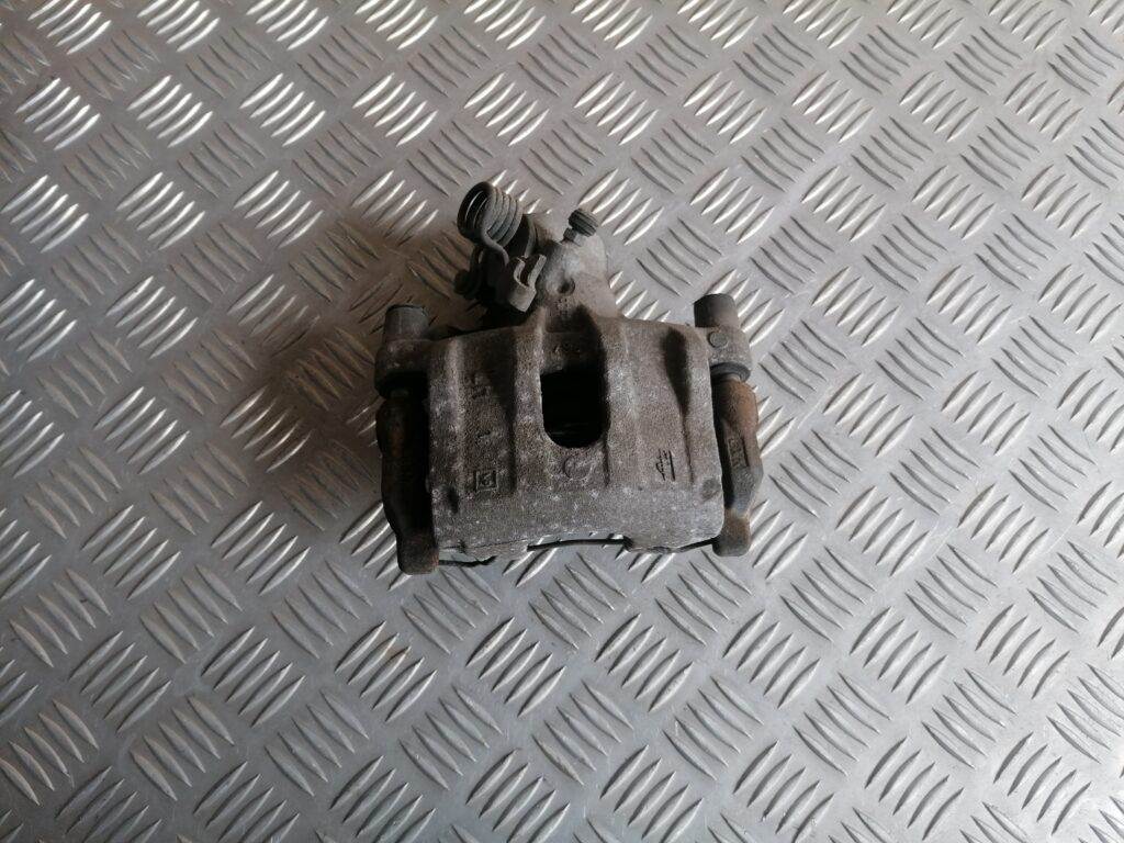 Aizmugurējais kreisais suports priekš VOLVO C30 2008 SILVER