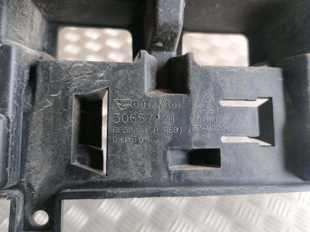 Aizmugurējā bufera centrālais stiprinājums priekš VOLVO C30 2008 SILVER