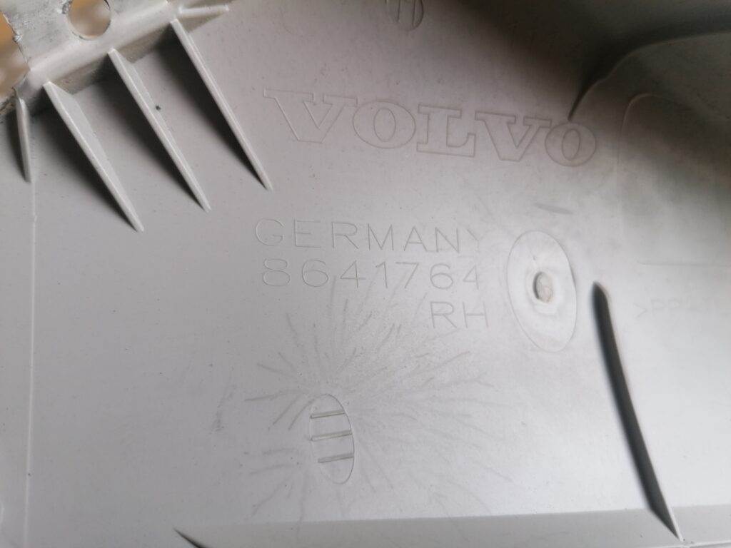 Priekšējas salona statnes apdare priekš VOLVO C30 2008 SILVER 3 Priekšējas salona statnes apdare priekš VOLVO C30 2008 SILVER