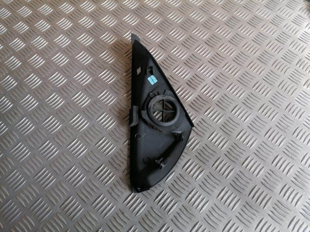 Mērinstrumentu paneļa sānu apdare priekš VOLVO C30 2008 SILVER