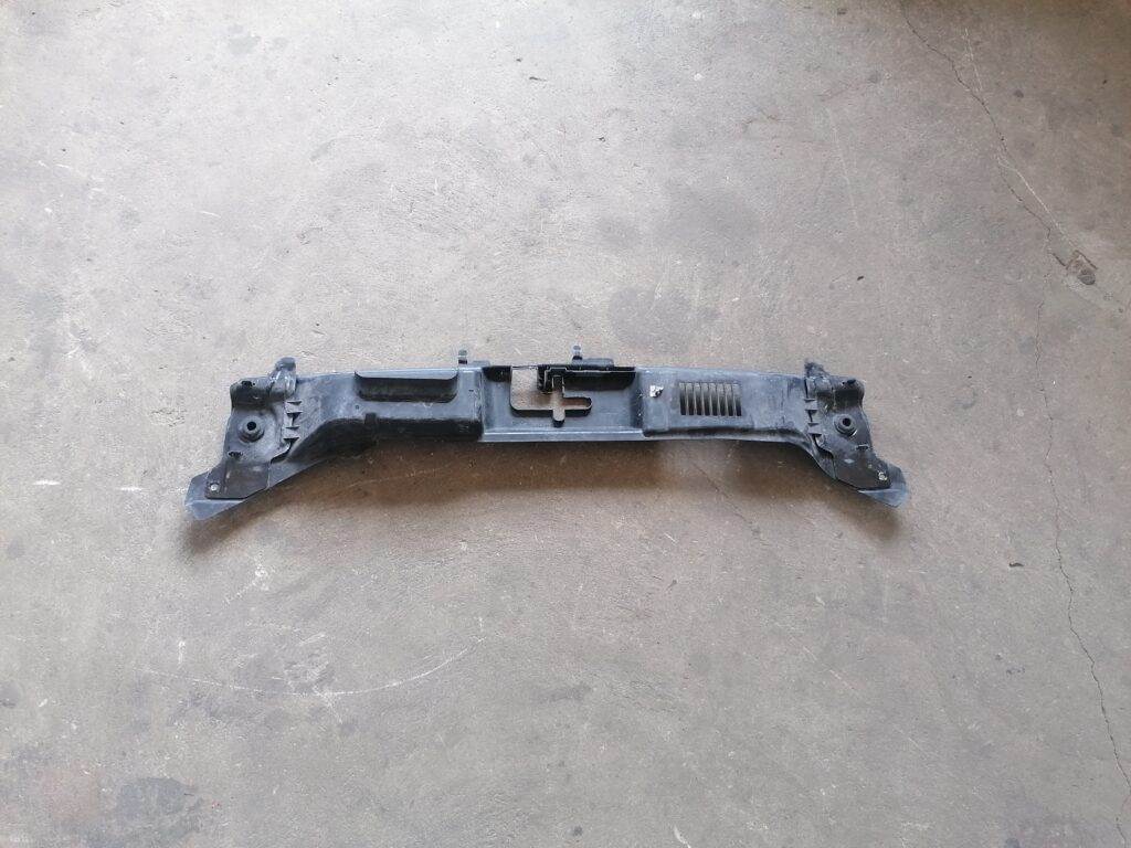 Radiatoru augšēja uzlika priekš VOLVO C30 2008 SILVER 2 Radiatoru augšēja uzlika priekš VOLVO C30 2008 SILVER