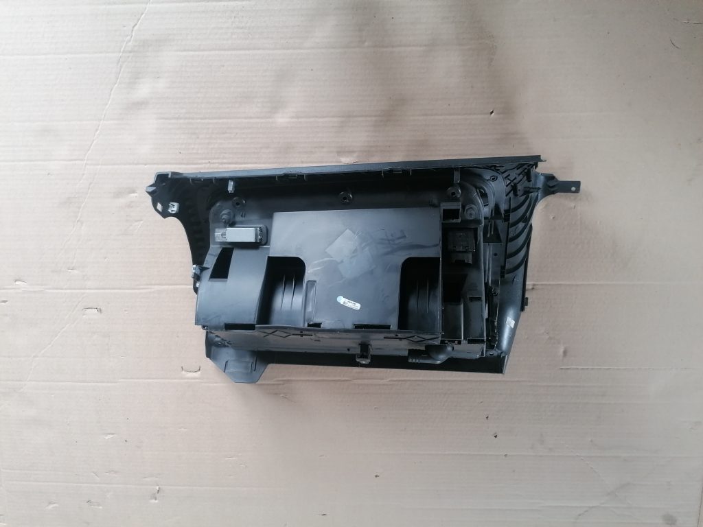 Mantu glabāšanas nodalījums pasažiera pusē priekš VW GOLF VARIANT 2012 2 Mantu glabāšanas nodalījums pasažiera pusē priekš VW GOLF VARIANT 2012