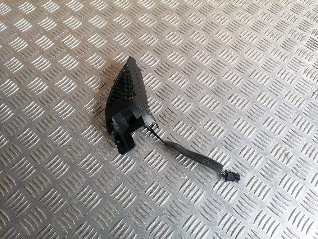 Durvju spoguļa apdares uzlika salonā (ar skaļruni) priekš VW GOLF VARIANT 2012 1 Durvju spoguļa apdares uzlika salonā (ar skaļruni) priekš VW GOLF VARIANT 2012