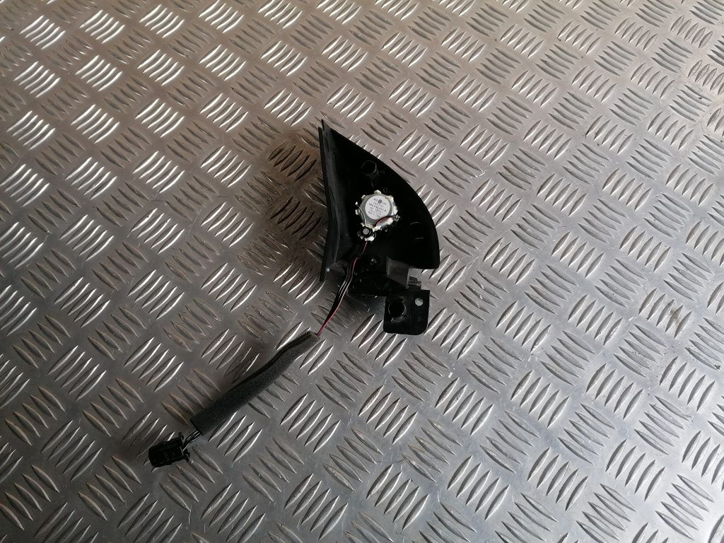 Durvju spoguļa apdares uzlika salonā (ar skaļruni) priekš VW GOLF VARIANT 2012 2 Durvju spoguļa apdares uzlika salonā (ar skaļruni) priekš VW GOLF VARIANT 2012