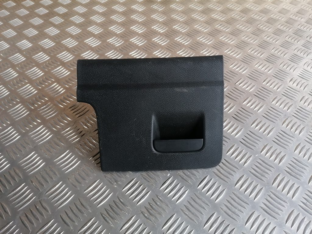 Mantu glabāšanas nodalījums vadītāja pusē priekš VW GOLF VARIANT 2012 1 Mantu glabāšanas nodalījums vadītāja pusē priekš VW GOLF VARIANT 2012