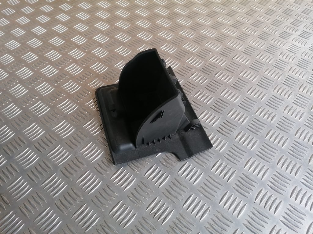 Mantu glabāšanas nodalījums vadītāja pusē priekš VW GOLF VARIANT 2012 2 Mantu glabāšanas nodalījums vadītāja pusē priekš VW GOLF VARIANT 2012