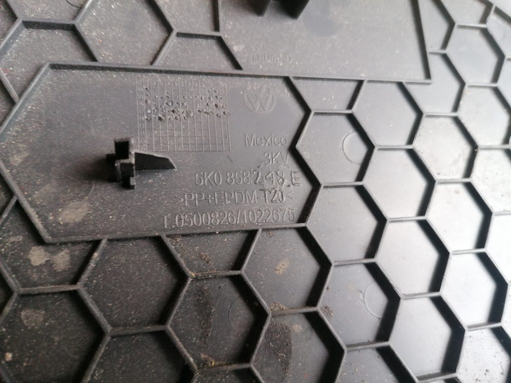 Mērinstrumentu paneļa sānu apdare priekš VW GOLF VARIANT 2012 3 Mērinstrumentu paneļa sānu apdare priekš VW GOLF VARIANT 2012