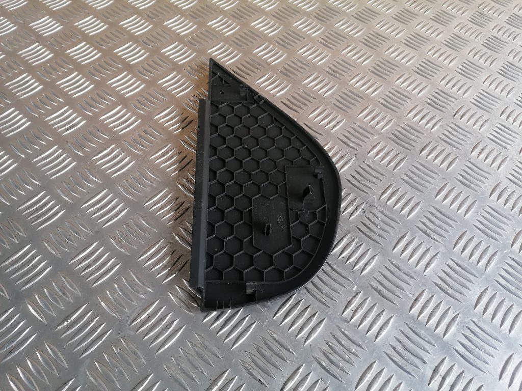 Mērinstrumentu paneļa sānu apdare priekš VW GOLF VARIANT 2012 2 Mērinstrumentu paneļa sānu apdare priekš VW GOLF VARIANT 2012