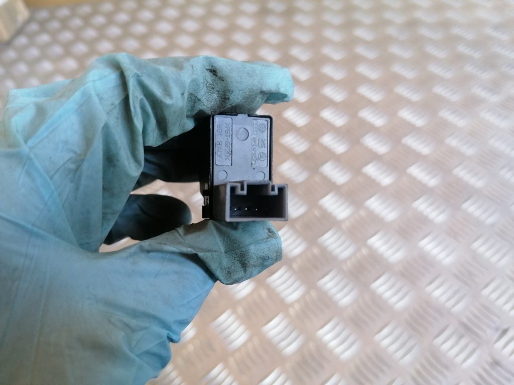 Stikla pacelšanas poga priekš VW GOLF VARIANT 2012