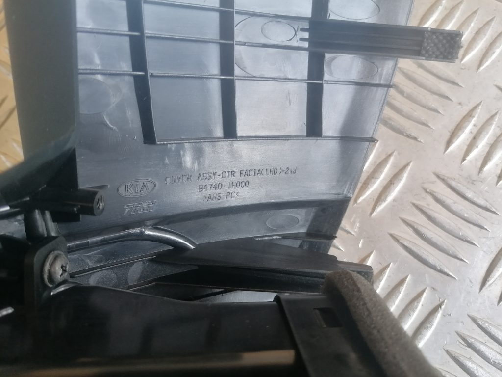 Mērinstrumentu paneļa gaisa vads, centrā priekš KIA CEED 2007 3 Mērinstrumentu paneļa gaisa vads, centrā priekš KIA CEED 2007