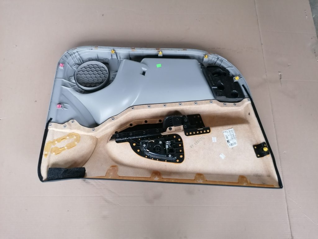 Priekšējo labo durvju apdare priekš KIA CEED 2007 2 Priekšējo labo durvju apdare priekš KIA CEED 2007