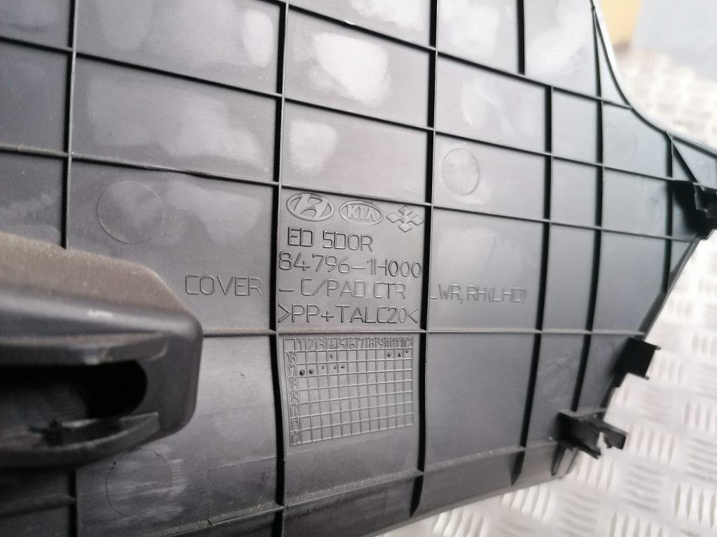 Centrālās konsoles (apdares) sānu panelis priekš KIA CEED 2007 3 Centrālās konsoles (apdares) sānu panelis priekš KIA CEED 2007