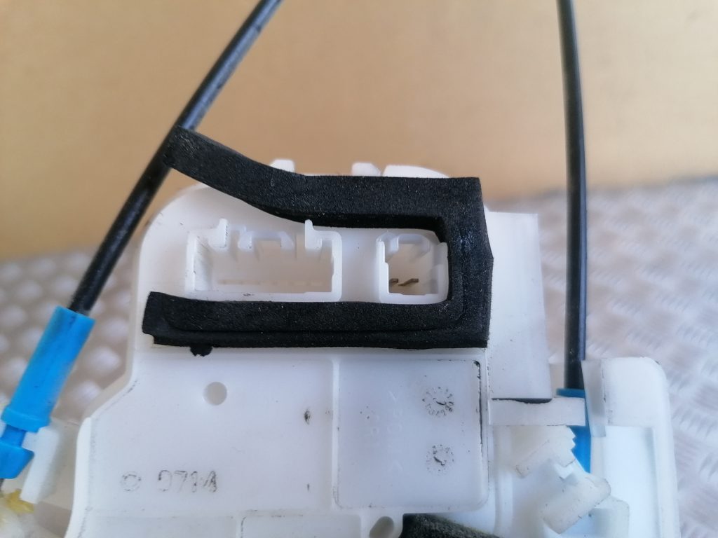 Priekšējo labo durvju slēdzene priekš SUBARU LEGACY 2009 3 Priekšējo labo durvju slēdzene priekš SUBARU LEGACY 2009