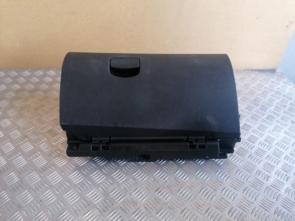 Mantu glabāšanas nodalījums pasažiera pusē priekš SUBARU LEGACY 2009 1 Mantu glabāšanas nodalījums pasažiera pusē priekš SUBARU LEGACY 2009