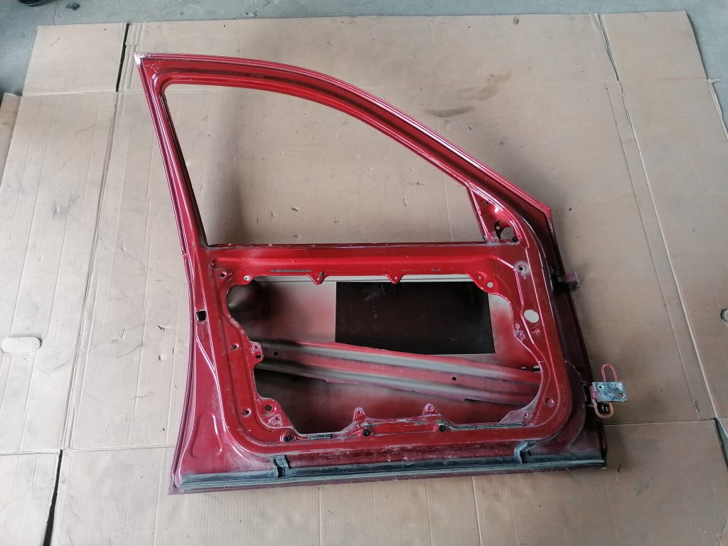 Priekšējās kreisās durvis priekš VW GOLF IV 1999 4 Priekšējās kreisās durvis priekš VW GOLF IV 1999