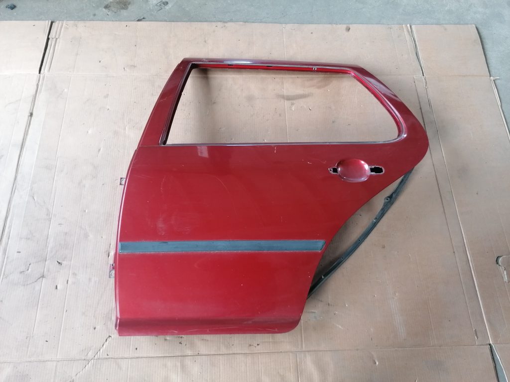 Aizmugurējās kreisās durvis priekš VW GOLF IV 1999