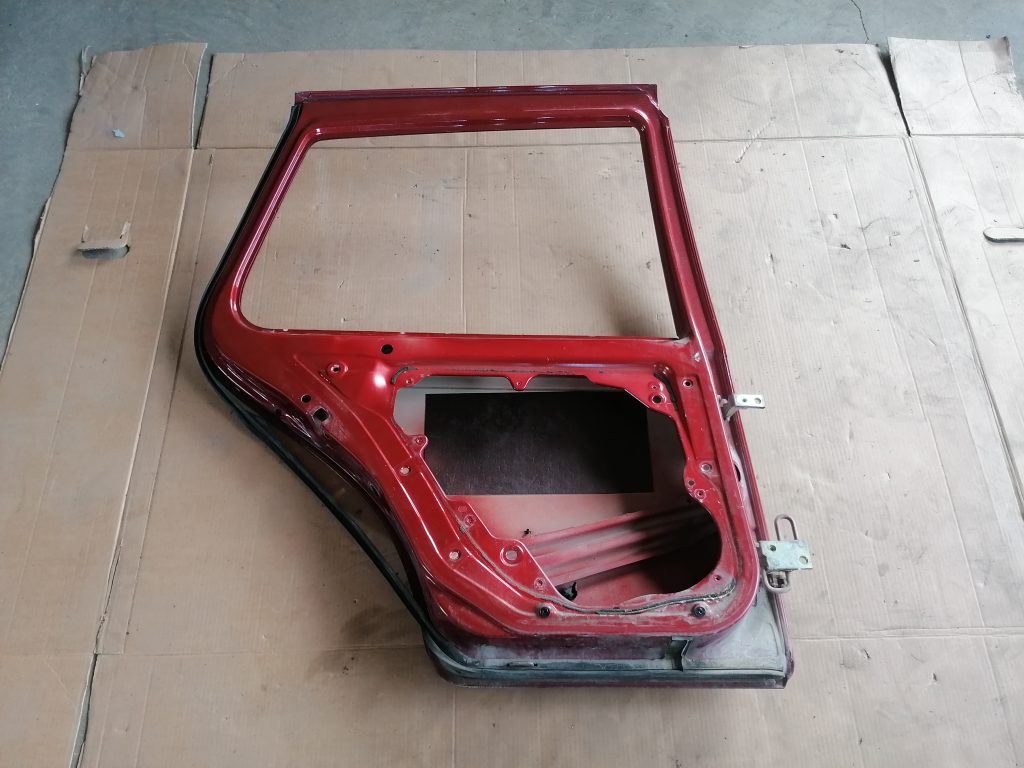 Aizmugurējās kreisās durvis priekš VW GOLF IV 1999