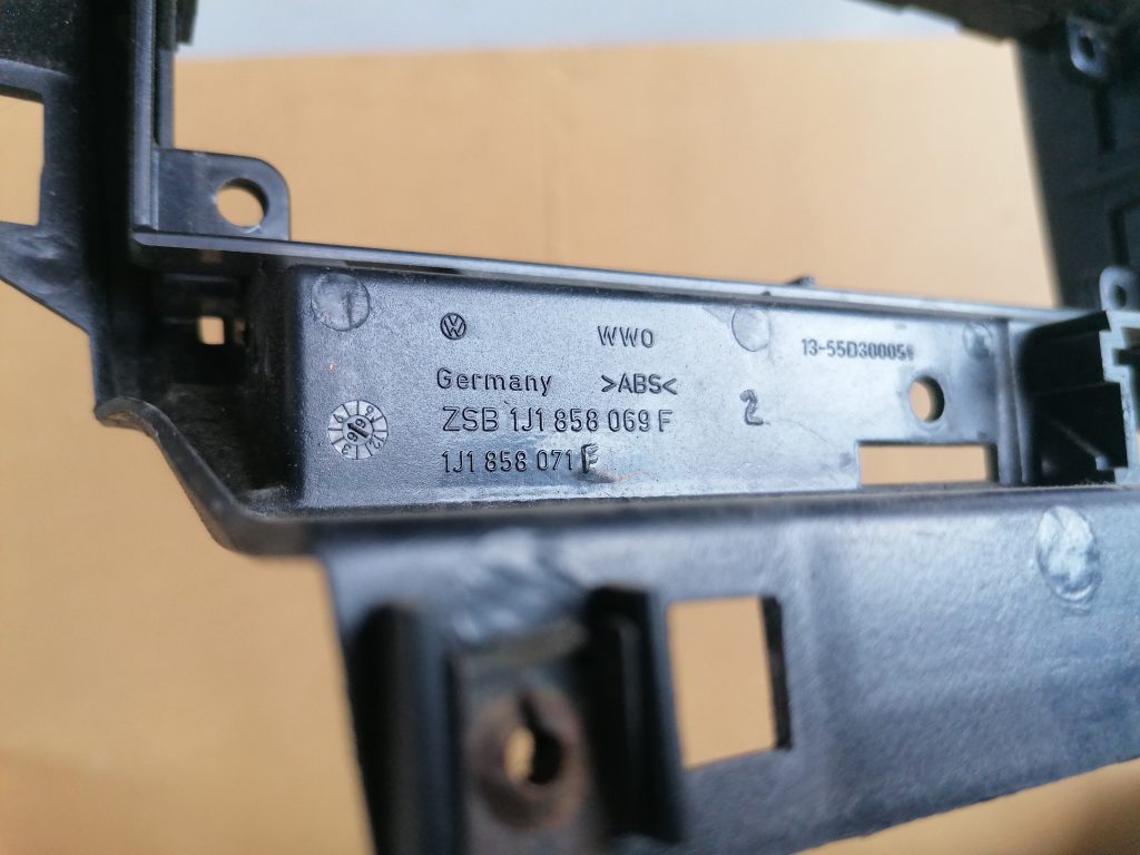 Mērinstrumentu paneļa iekšējā plastmasa priekš VW GOLF IV 1999