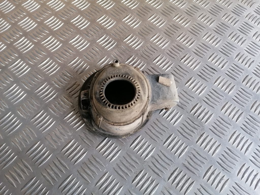 Degvielas tvertnes vāks priekš VW GOLF IV 1999 2 Degvielas tvertnes vāks priekš VW GOLF IV 1999