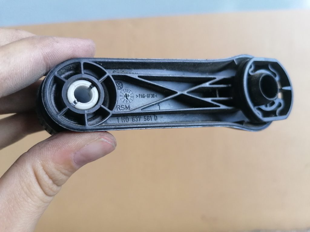 Stikla pacelšanas rokturis priekš VW GOLF IV 1999 2 Stikla pacelšanas rokturis priekš VW GOLF IV 1999