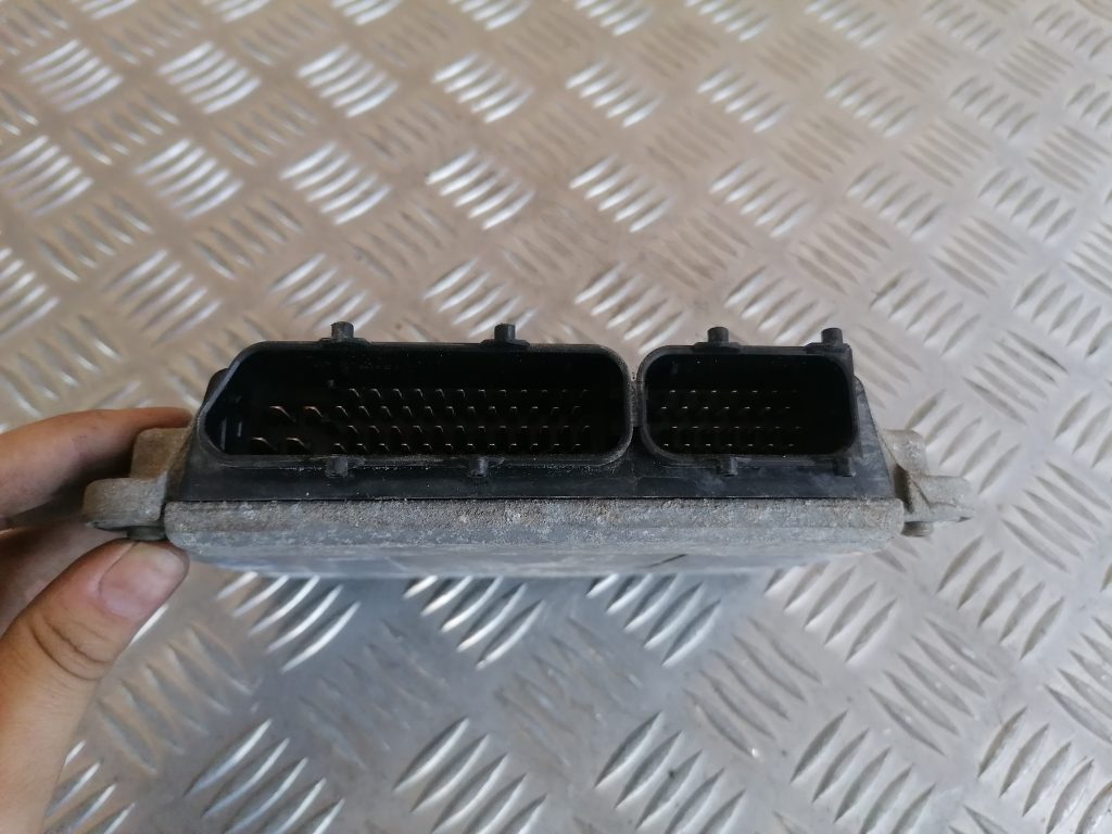 Dzinēja vadības bloks priekš VW GOLF IV 1999 2 Dzinēja vadības bloks priekš VW GOLF IV 1999