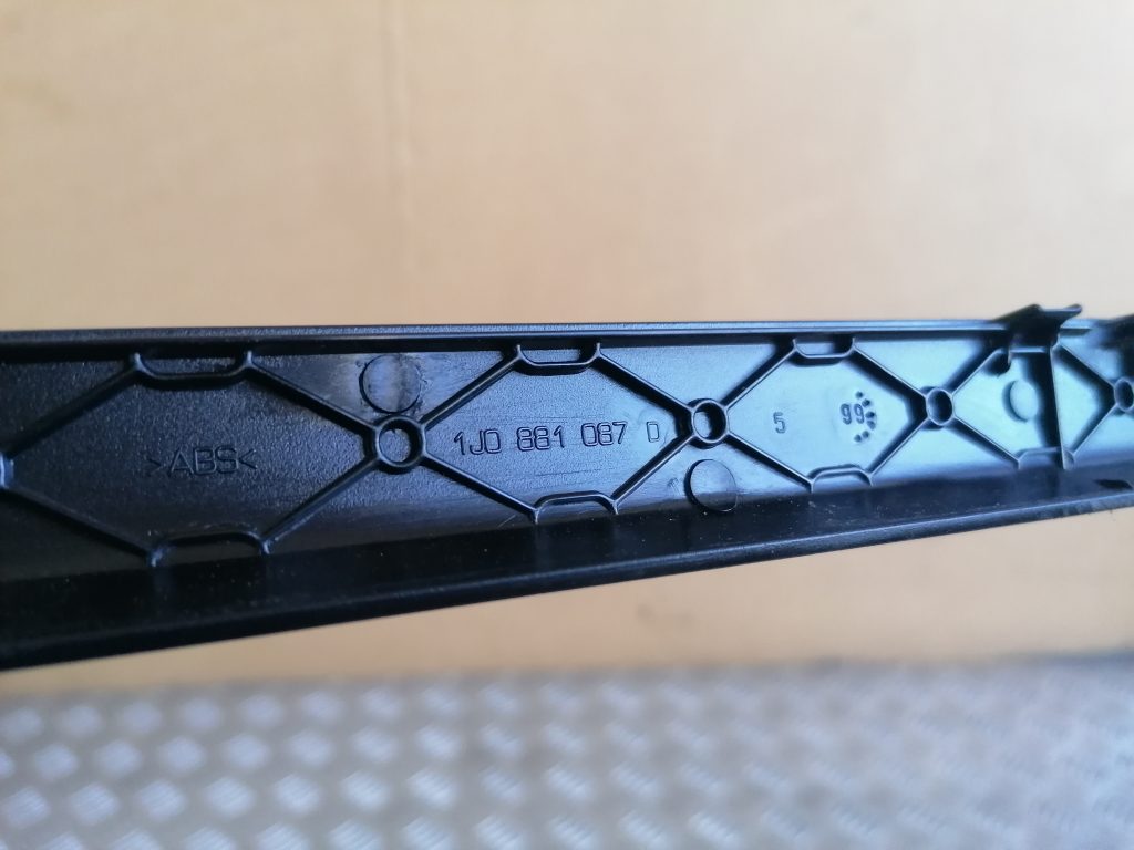 Priekšējā kreisā sēdekļa sliežu apdare priekš VW GOLF IV 1999 3 Priekšējā kreisā sēdekļa sliežu apdare priekš VW GOLF IV 1999