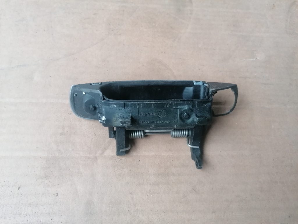 Priekšējāis kreisais durvju rokturis priekš AUDI A4 2008 AVANT